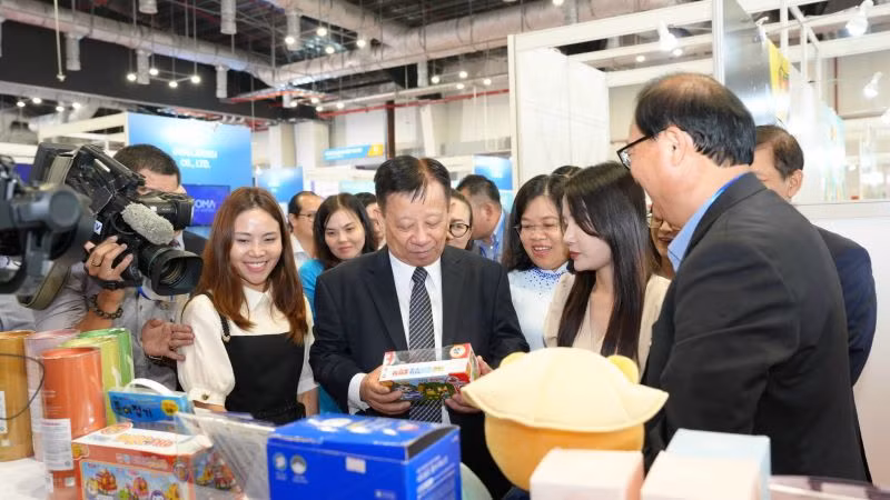 Các đại biểu tham quan gian hàng trưng bày của doanh nghiệp Hàn Quốc.