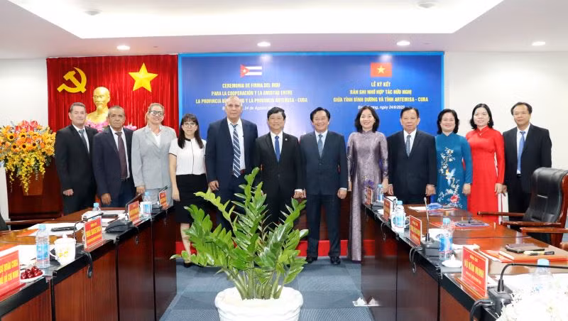 Lãnh đạo Ủy ban nhân dân tỉnh Bình Dương và lãnh đạo Chính quyền tỉnh Artemisa chụp hình lưu niệm