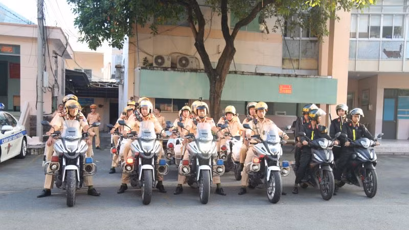 Lực lượng Cảnh sát giao thông phối hợp các đơn vị đồng loạt ra quân tổng kiểm soát.