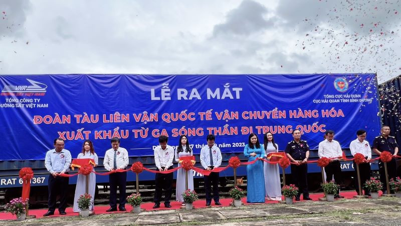 Các đại biểu thực hiện nghi thức ra mắt Đoàn tàu liên vận quốc tế vận chuyển hàng hóa xuất khẩu từ ga Sóng Thần đi Trung Quốc.