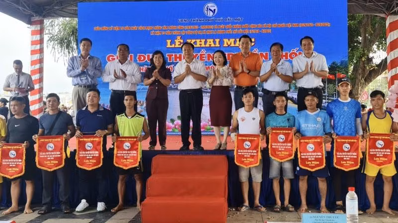 Ban tổ chức và các đại biểu chụp hình lưu niệm với các đội thuyền.