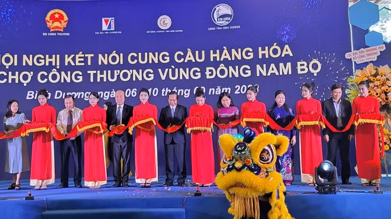 Các đại biểu thực hiện nghi thức khai mạc Hội nghị kết nối cung-cầu hàng hóa và Hội chợ Công thương vùng Đông Nam Bộ-Bình Dương 2023 