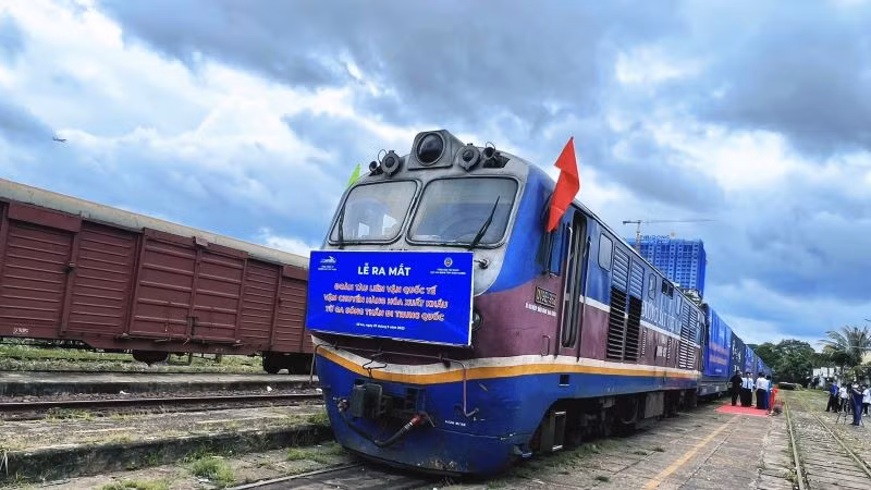 Đoàn tàu liên vận quốc tế vận chuyển hàng hóa xuất khẩu từ ga Sóng Thần đi Trung Quốc.