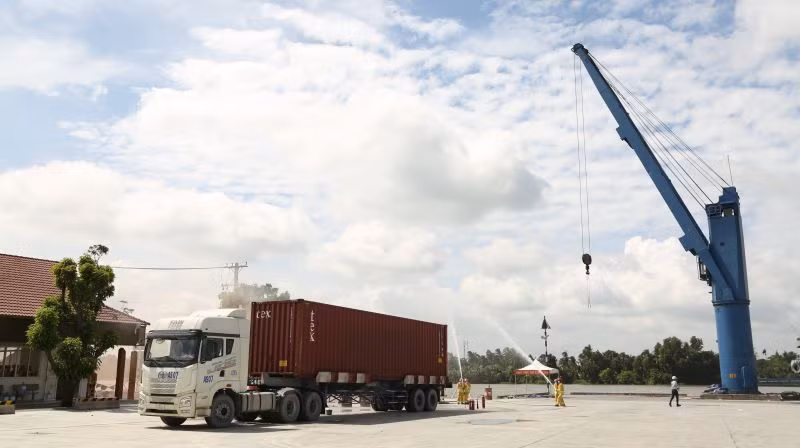 ...Lúc này, container thứ 3 và thứ 4 vừa xếp lên xe rơ-moóc cũng xuất hiện khói, ngọn lửa và bùng cháy.