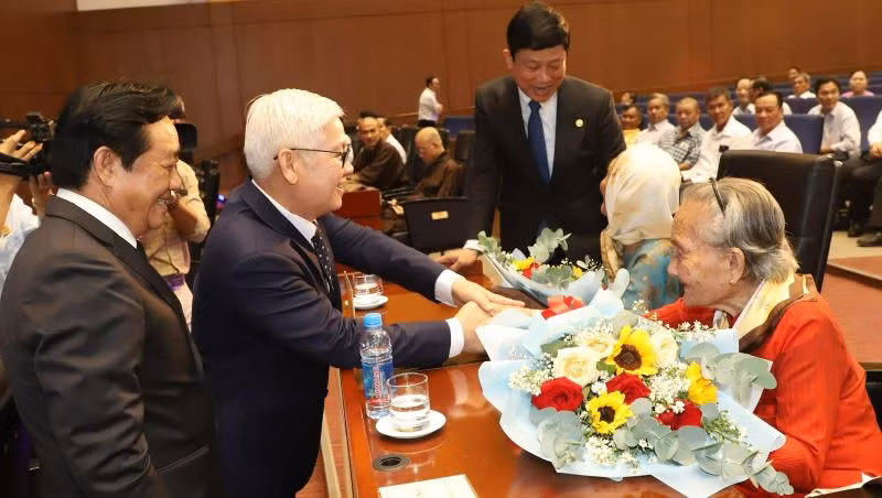 Lãnh đạo tỉnh Bình Dương trao tặng hoa tri ân Mẹ Việt Nam Anh hùng.