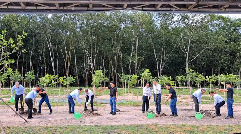 Phó Thủ tướng Lê Minh Khái và các đại biểu trồng cây tại buổi lễ.