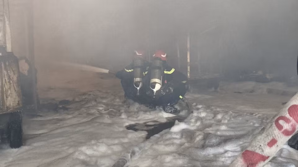 Cảnh sát Phòng cháy chữa cháy vào bên trong nhà xưởng để dập lửa.