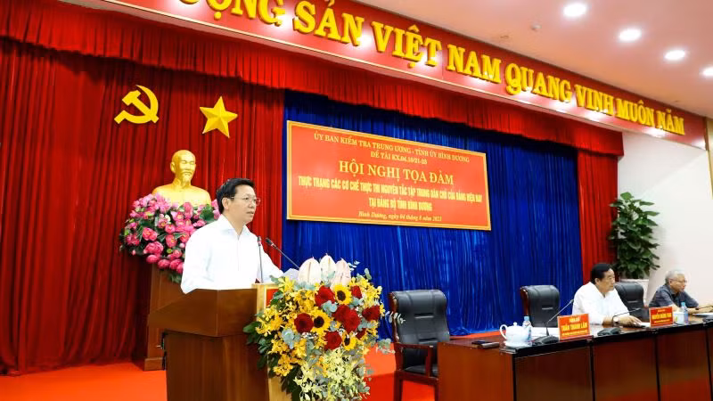 Phó Trưởng Ban Tuyên giáo Trung ương Trần Thanh Lâm phát biểu ý kiến tại hội nghị tọa đàm