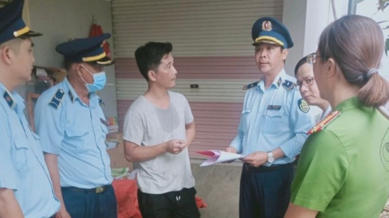 Công bố quyết định kiểm tra của lực lượng phối hợp. (Ảnh: Cục Quản lý thị trường Bình Dương)