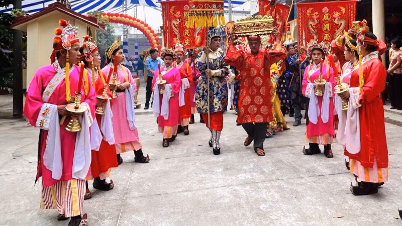 Tái hiện nghi thức Nghinh sắc thần của “Lễ hội Kỳ yên Đình Dĩ An”.