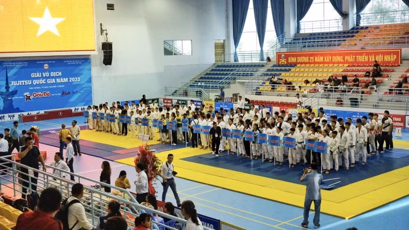 Toàn cảnh các đoàn tham dự khai mạc Giải vô địch Jujitsu quốc gia năm 2023.
