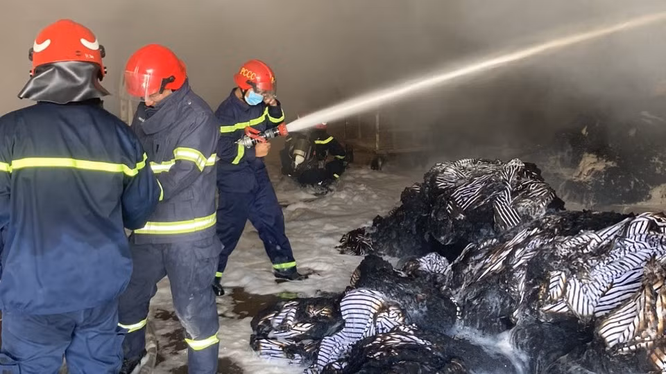 Bên trong nhà xưởng bị cháy.