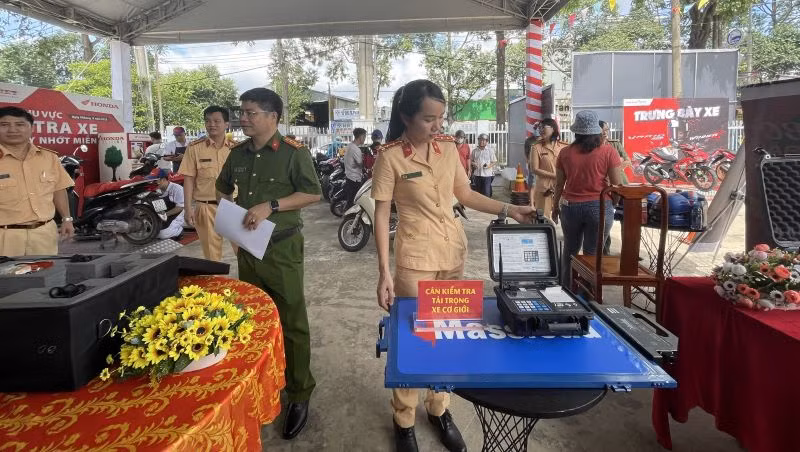 Khu vực trưng bày các phương tiện liên quan an toàn giao thông đường bộ.