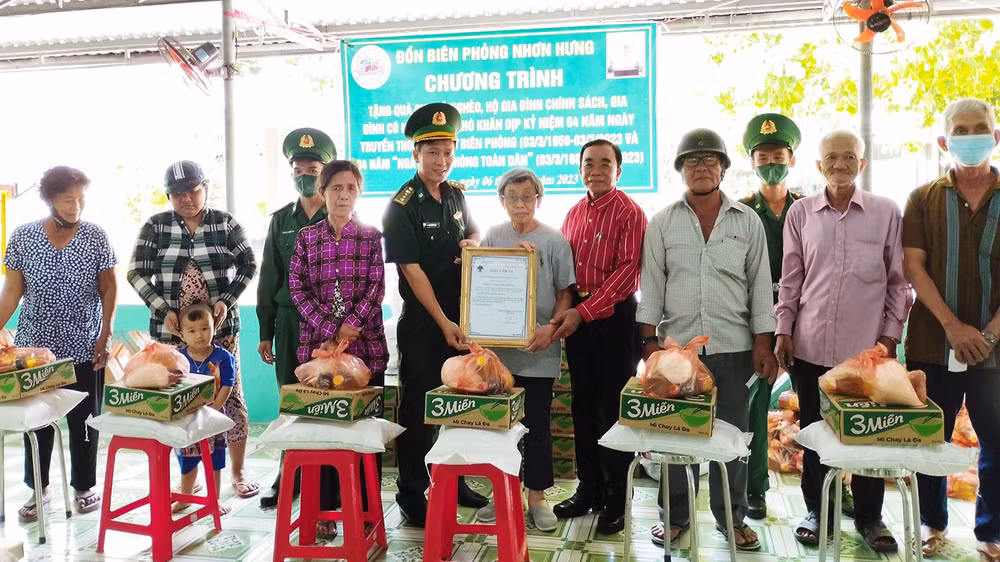 Trao quà cho người có hoàn cảnh khó khăn. (Ảnh: Báo Dân tộc và phát triển)