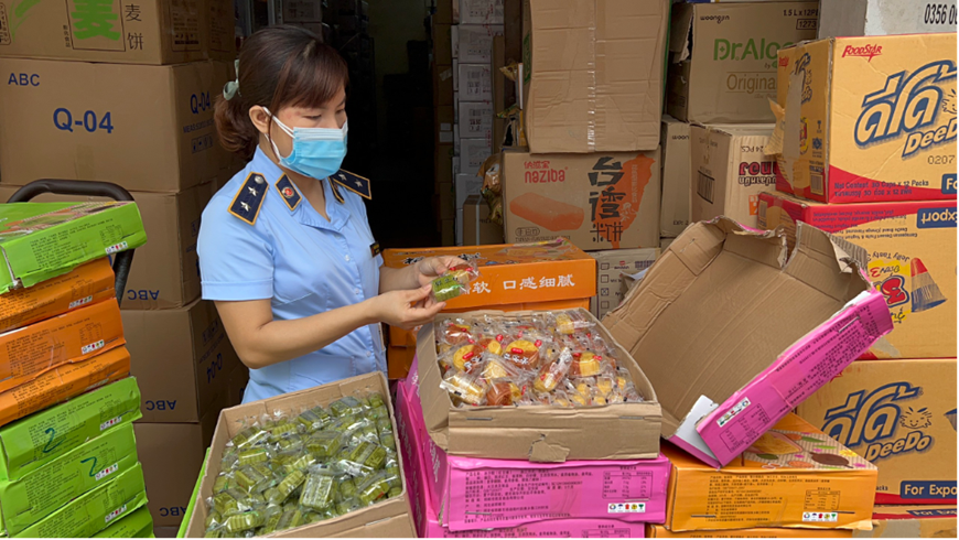 Lực lượng quản lý thị trường phát hiện cửa hàng bánh kẹo Dũng Hải nhập gần 11.000 chiếc bánh trung thu trôi nổi về bán kiếm lời. (Ảnh: Báo Quân đội nhân dân)