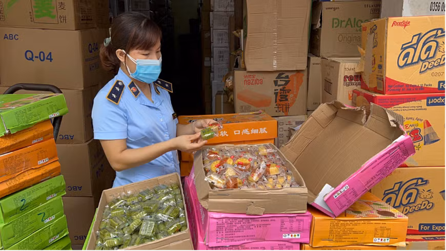 Lực lượng quản lý thị trường phát hiện cửa hàng bánh kẹo Dũng Hải nhập gần 11.000 chiếc bánh trung thu trôi nổi về bán kiếm lời. (Ảnh: Báo Quân đội nhân dân)