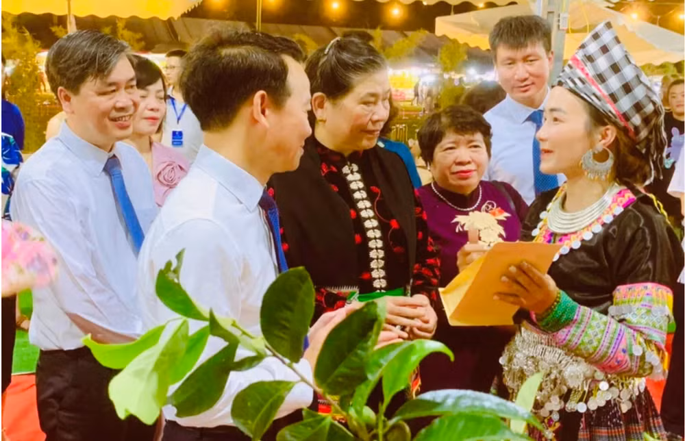 Giới thiệu sản phẩm chè Shan tuyết với du khách.