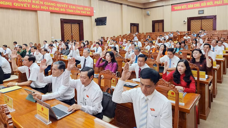 Đại biểu Hội đồng nhân dân tỉnh Kiên Giang biểu quyết thông qua các nghị quyết Hội đồng nhân dân tỉnh.