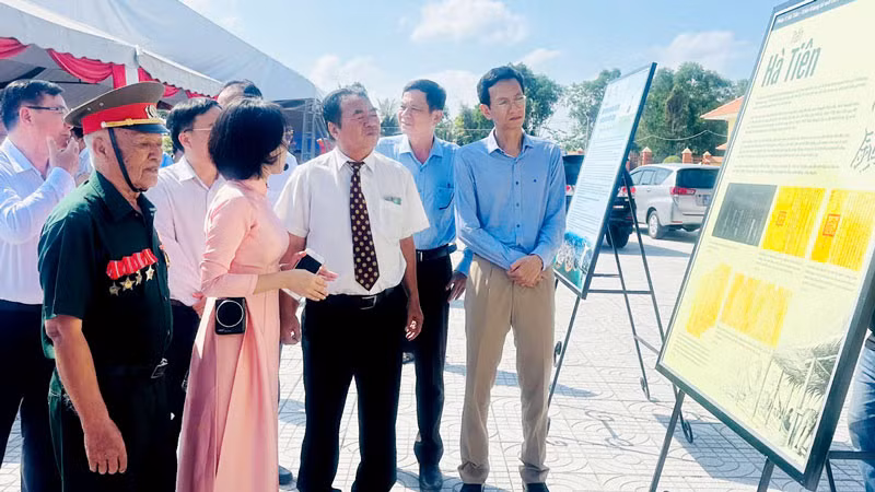 Các đại biểu xem trưng bày hình ảnh, tư liệu lịch sử của tỉnh Kiên Giang. 