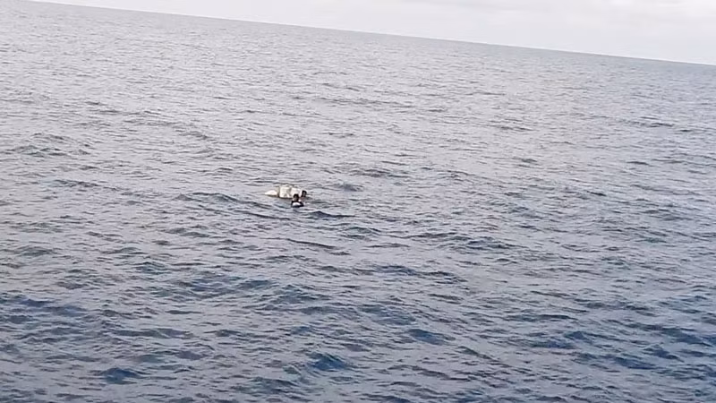 Lực lượng Cảnh sát biển phát hiện hai ngư dân bị trôi dạt trên biển.