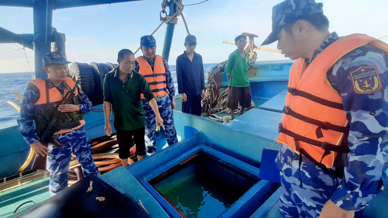 Lực lượng chức năng Bộ Tư lệnh Vùng Cảnh sát biển 4 kiểm tra hàng hóa vi phạm trên tàu TG 91387 TS. 