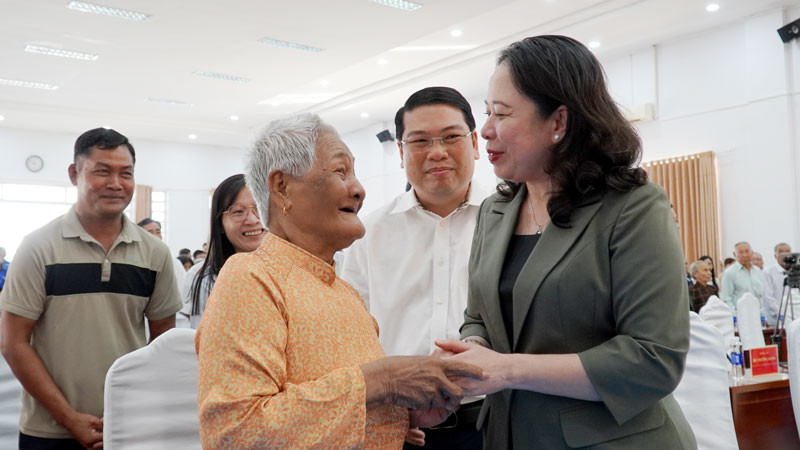 Phó Chủ tịch nước Võ Thị Ánh Xuân ân cần thăm hỏi sức khỏe và đời sống Bà mẹ Việt Nam Anh hùng Thị Hol, ngụ huyện Giang Thành.