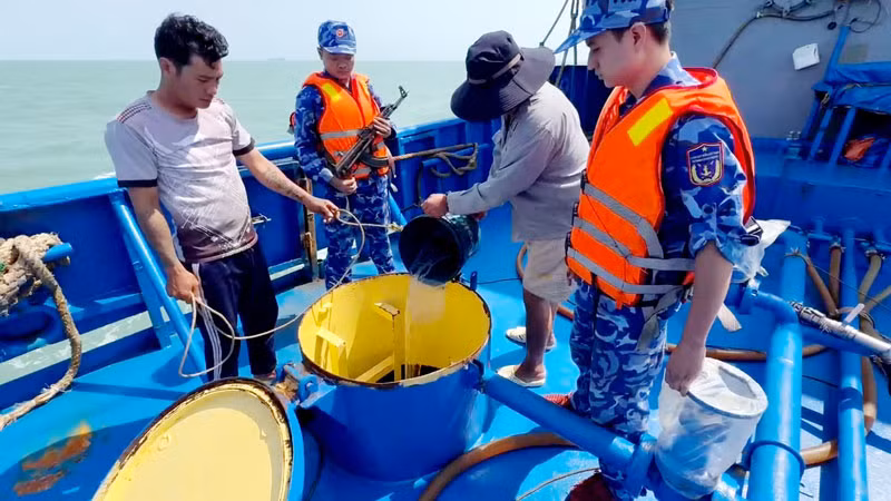 Lực lượng chức năng Bộ Tư lệnh Vùng Cảnh sát biển 4 kiểm tra hàng hóa trên tàu BV 99889 TS.