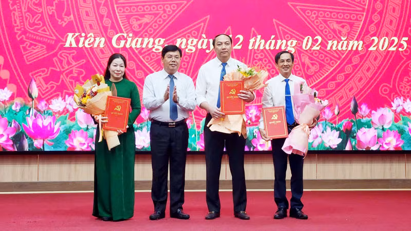 Ủy viên Trung ương Đảng, Bí thư Tỉnh ủy Kiên Giang Nguyễn Tiến Hải trao quyết định, tặng hoa chúc mừng lãnh đạo Đảng bộ các Cơ quan Đảng tỉnh Kiên Giang.