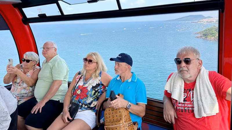 Du khách trải nghiệm cáp treo Hòn Thơm.