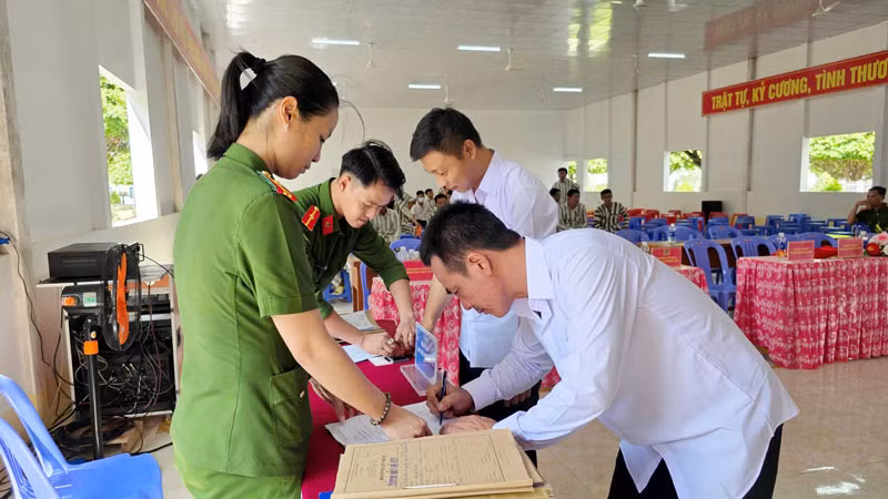 Cán bộ Trại giam Kênh 7 làm thủ tục cho người được đặc xá trước khi trở về tái hoà nhập cộng đồng. (Ảnh: VĂN VŨ)
