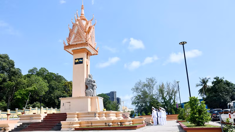 Đoàn công tác Bộ Tư lệnh Vùng 5 Hải quân dâng hương Tượng đài Hữu nghị Việt Nam-Campuchia.