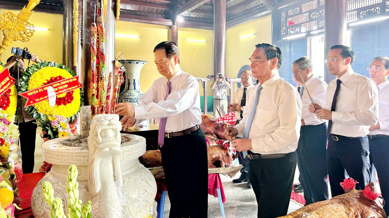 Nguyên Thủ tướng Chính phủ Nguyễn Tấn Dũng; Đại tướng Lê Hồng Anh, nguyên Thường trực Ban Bí thư, cùng các đồng chí nguyên lãnh đạo các ban, bộ, ngành Trung ương; lãnh đạo tỉnh Kiên Giang dâng hương tại Đền thờ Quốc tổ Hùng Vương. (Ảnh: PHƯƠNG VŨ).