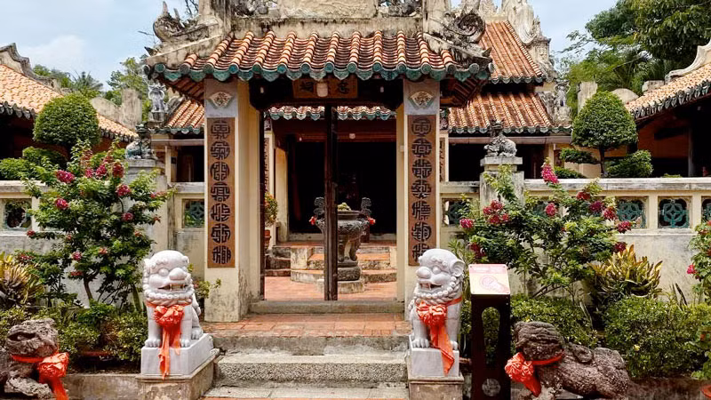 Bảng gắn chip NFC được đặt tại Lăng Mạc Cửu thuộc Di tích thắng cảnh quốc gia Núi Bình San.