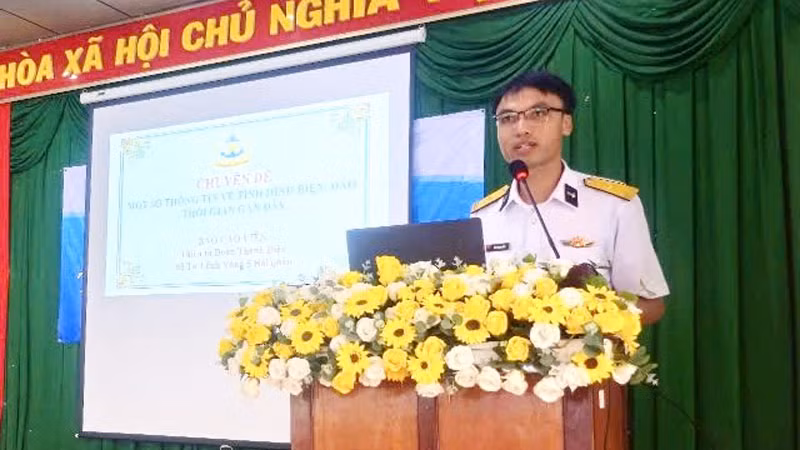 Báo cáo viên của Bộ Tư lệnh Vùng 5 Hải quân truyền đạt nội dung.