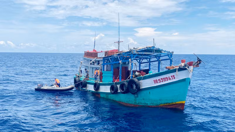 Tàu cá BĐ 93992 TS bị Tổ công tác Bộ Tư lệnh Vùng Cảnh sát biển 4 bắt quả tang đang tàng trữ, vận chuyển 3 thiết bị giám sát hành trình của tàu cá khác.