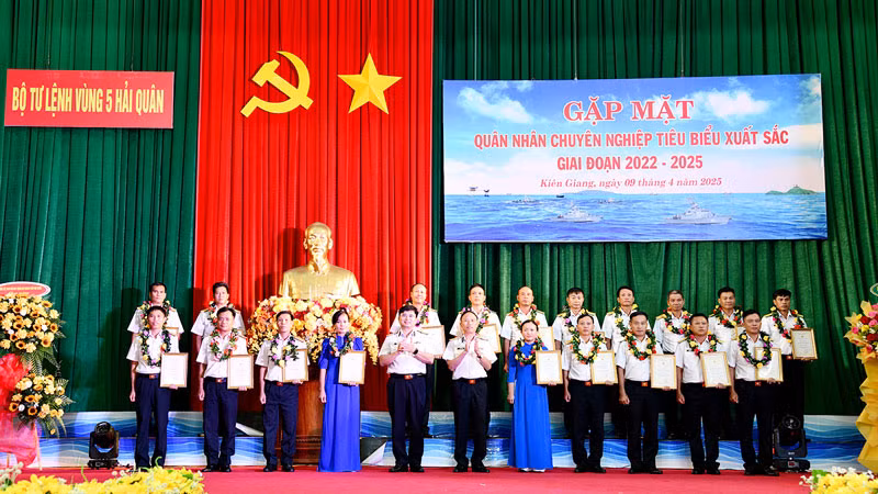 Thủ trưởng Bộ Tư lệnh Vùng 5 Hải quân trao giấy chứng nhận cho các đồng chí đạt danh hiệu quân nhân chuyên nghiệp tiêu biểu xuất sắc giai đoạn 2022-2025. (Ảnh: KIÊN ĐỊNH)