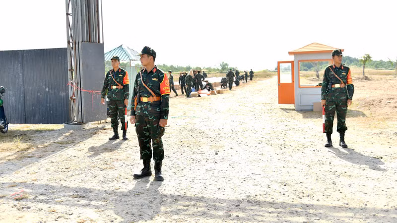 Tại các vị trí lắp đặt pháo, Bộ Chỉ huy quân sự tỉnh Kiên Giang đã phân công lực lượng kiểm soát quân sự phối hợp chặt chẽ với các lực lượng chức năng bảo vệ nghiêm, không để người dân đến gần gây mất an toàn.