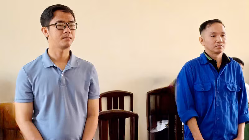 Bị cáo Ngô Ngọc Quyền (bên phải) và Nguyễn Quốc Huy tại phiên tòa. (Ảnh: VĂN VŨ).