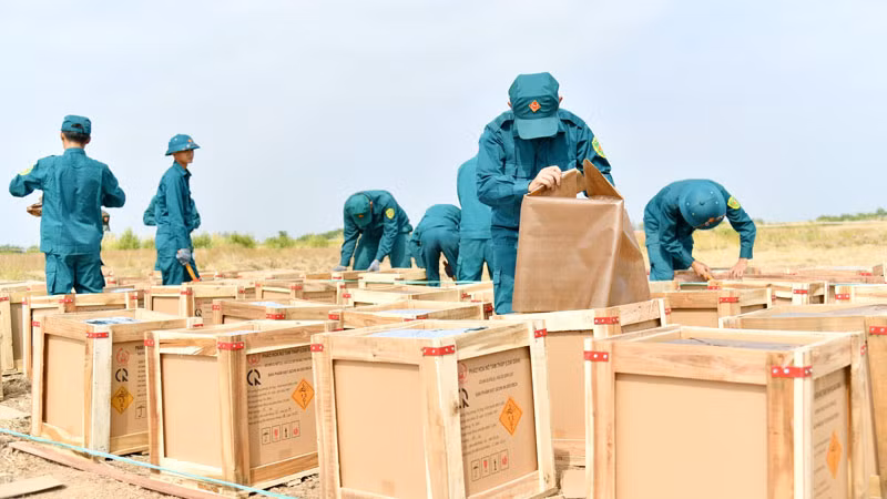 Các thùng pháo đã được lắp đặt chờ kích nổ.