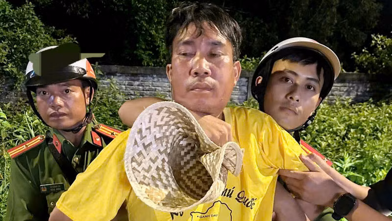 Công an bắt đối tượng Hòa. (Ảnh: Công an Kiên Giang cung cấp) 