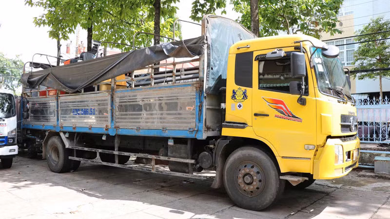 Xe tải vận chuyển trái phép máy gặt đập liên hợp từ Campuchia về Việt Nam bị tạm giữ. 