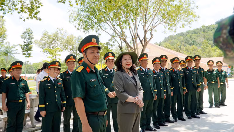 Phó Chủ tịch nước Võ Thị Ánh Xuân đến thăm hỏi tình hình huấn luyện và đời sống của cán bộ, chiến sĩ Trung đoàn Bộ binh 20.