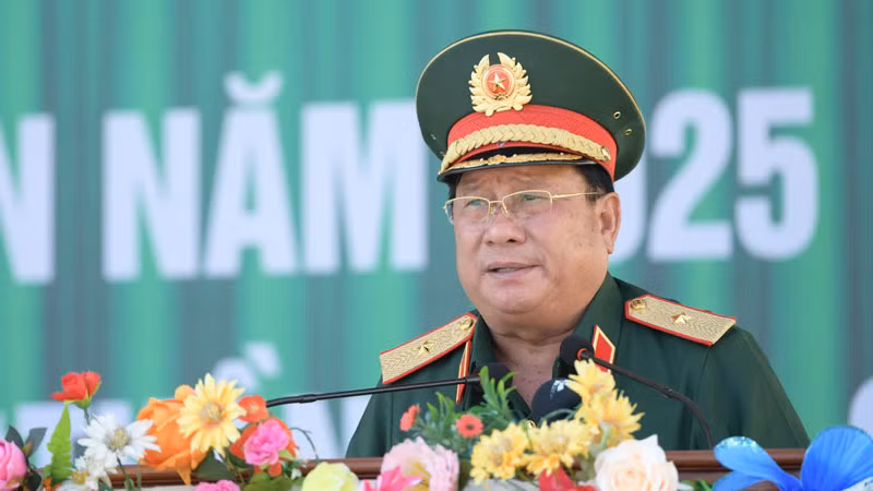 Thiếu tướng Nguyễn Văn Tiền, Phó Tư lệnh Quân khu 9 phát biểu chỉ đạo tại buổi lễ. (Ảnh: PHƯƠNG VŨ)