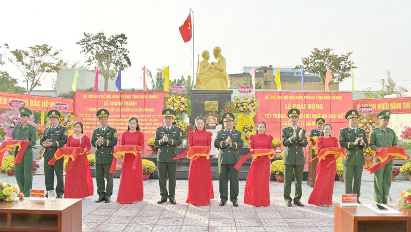 Đảng ủy, Bộ Chỉ huy Bộ đội Biên phòng tỉnh Kiên Giang tổ chức Lễ khánh thành Tượng đài “Bác Hồ với chiến sĩ Biên phòng”.
