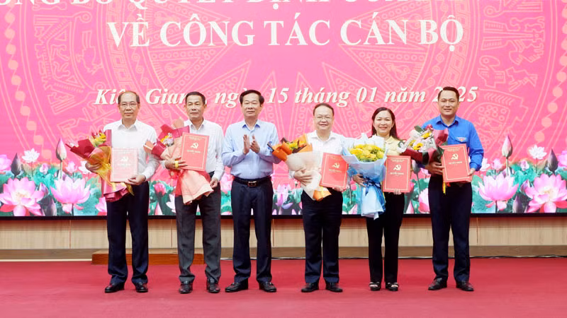 Bí thư Tỉnh ủy Kiên Giang Đỗ Thanh Bình trao quyết định của Ban Bí thư Trung ương Đảng cho các đồng chí Ủy viên Ban Chấp hành Đảng bộ tỉnh Kiên Giang.