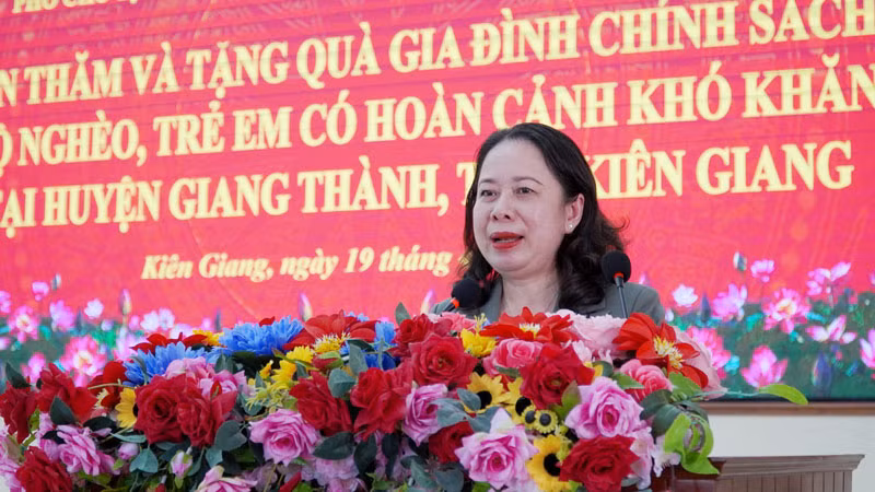 Phó Chủ tịch nước Võ Thị Ánh Xuân phát biểu trong buổi tặng quà tại huyện Giang Thành.