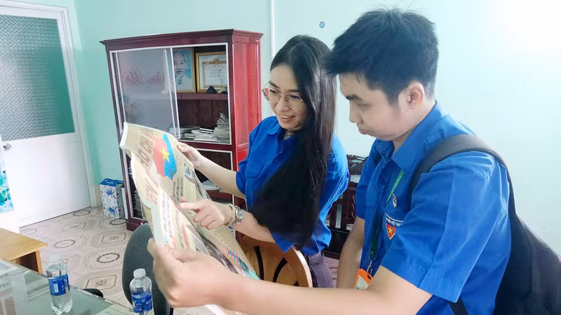 Các bạn trẻ Trường đại học Kiên Giang hào hứng nhận phụ san đặc biệt của Báo Nhân Dân tại Văn phòng đại diện Báo Nhân Dân tại Kiên Giang.