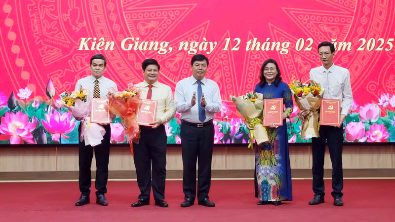 Bí thư Tỉnh ủy Kiên Giang Nguyễn Tiến Hải trao quyết định, tặng hoa chúc mừng lãnh đạo Ban Tuyên giáo và Dân vận Tỉnh ủy Kiên Giang.