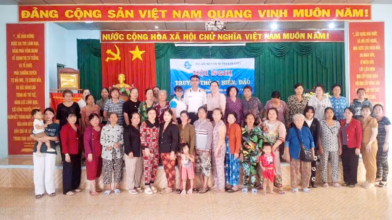 Báo cáo viên Bộ Tư lệnh Vùng 5 Hải quân tuyên truyền biển, đảo năm 2025 tại xã Vĩnh Hòa Hiệp, huyện Châu Thành, tỉnh Kiên Giang.