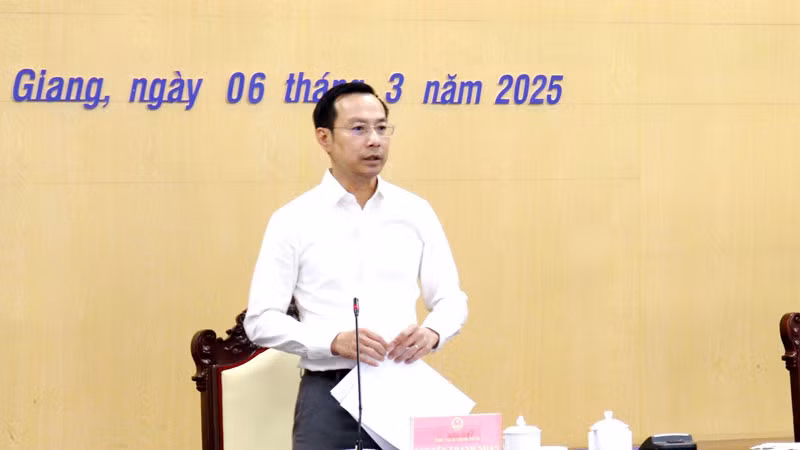 Chủ tịch Ủy ban nhân dân tỉnh Kiên Giang phát biểu tại cuộc họp.